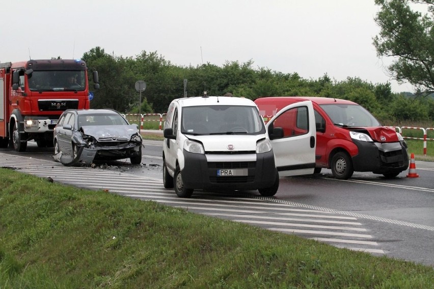 Północ Wrocławia stanęła w korkach. Pod Psarami zderzyło się pięć samochodów (ZDJĘCIA)