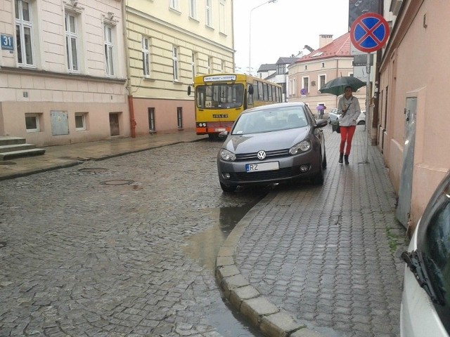 Tak się parkuje na ul. Króla Kazimierza w Rzeszowie.