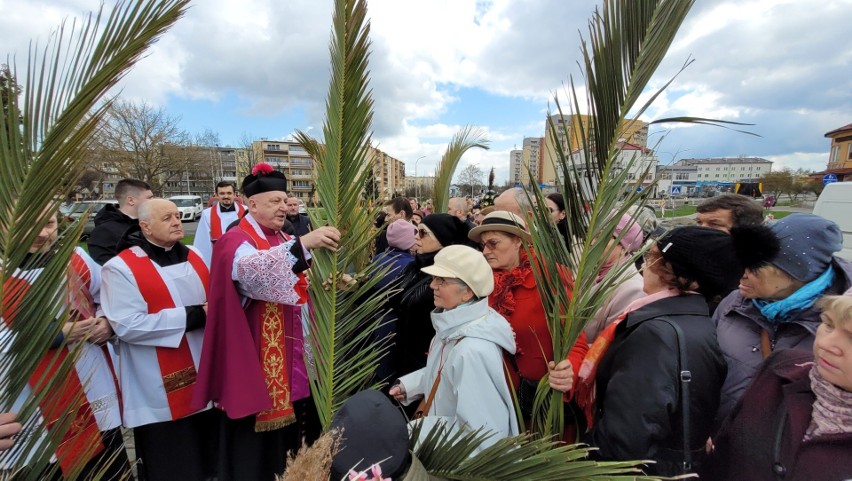 Niedziela Palmowa na tarnobrzeskim Serbinowie. Modlitwa i piękne palmy
