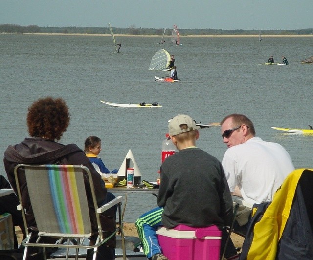 Majówka zapowiada się słoneczna i ma być równie ciepło jak w ubiegłym roku. Na zdjęciu zawody windsurfingowe w Gardnie Wielkiej rozegrane w pierwszy majowy weekend 2009 r. 