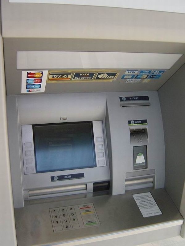 Klienci Kredyt Banku mogą korzystać z bankomatów sieci bezprowizyjnych.