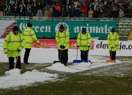 Na wielu stadionach z powodu śniegu i mrozu mecze II ligi się nie odbędą