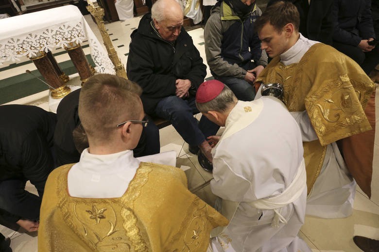 W Kościele rzymskokatolickim obrzęd umywania nóg (tzw....