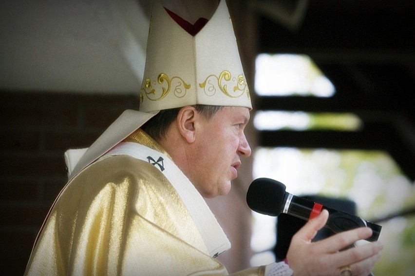 Wszystkich Świętych 2013 - arcybiskup Kupny odprawił mszę na...