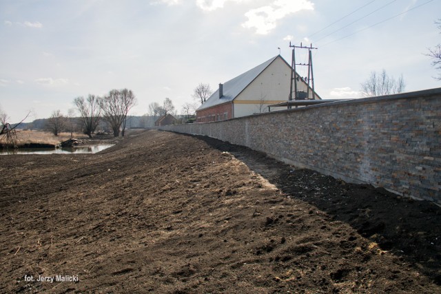 528 metrów - dokładnie tyle ma nowy wał przeciwpowodziowy w miejscowości Kiełcz w województwie lubuskim.Inwestycja, która właśnie dobiegła końca ochroni prawie tysiąc mieszkańców powiatu nowosolskiego przed nadejściem wysokiej fali powodziowej, jak ta z 2010 roku. Główny cel to poprawa jakości życia poprzez zabezpieczenie i ochronę przeciwpowodziową terenów mieszkalnych oraz rolniczych i leśnych przed wodami Odry, a także poprawa bioretencji, dzięki udrożnieniu koryta rzeki. Źródło: https://wroclaw.rzgw.gov.pl