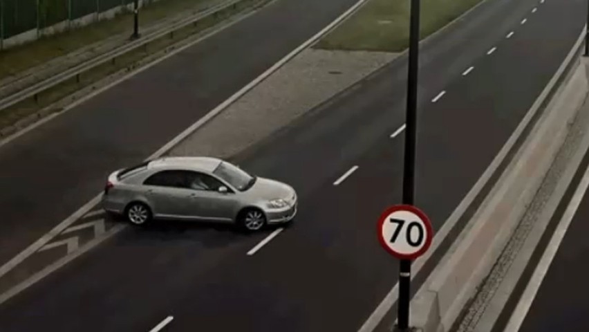 Zawrócił na podwójnej ciągłej i pojechał DTŚ pod prąd WIDEO