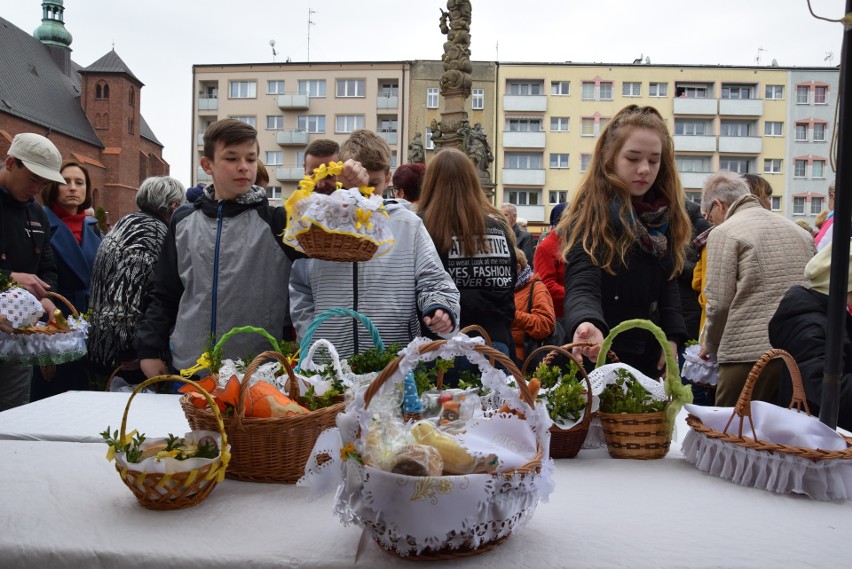 W Raciborzu poświęcono pokarmy i częstowano żurkiem