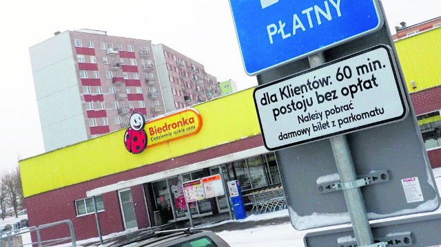 Godzina postoju na płatnych parkingach przed Biedronkami jest bezpłatna. Trzeba jednak pamiętać o pobraniu z parkomatu darmowego biletu i umieszczeniu go za szybą auta.