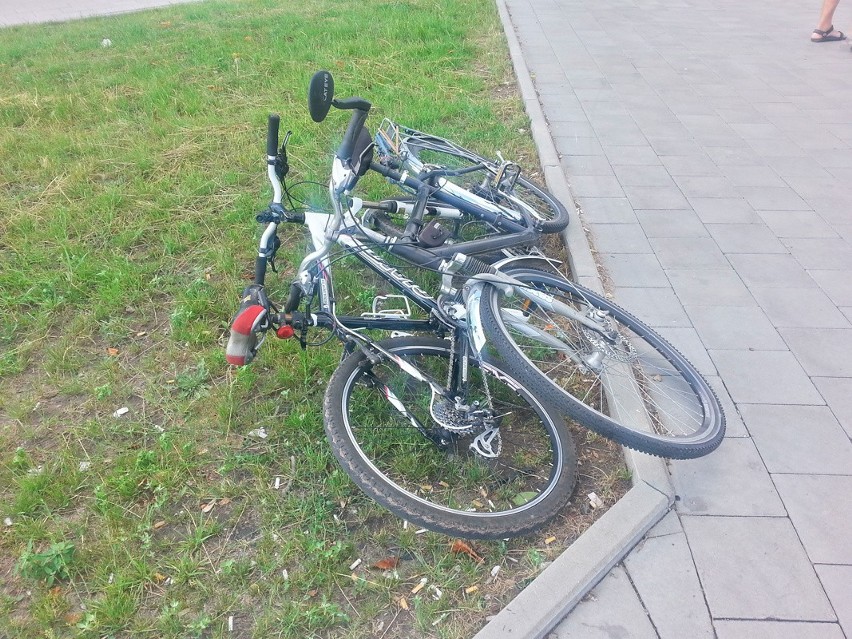 Wypadek na Inflanckiej. Taksówkarz potrącił pijanego rowerzystę. 2 osoby w szpitalu [ZDJĘCIA, FILM]