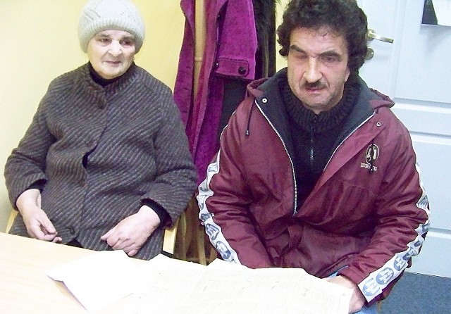 Zofia Szulczewska i jej syn Dariusz boją się przebywać w domu