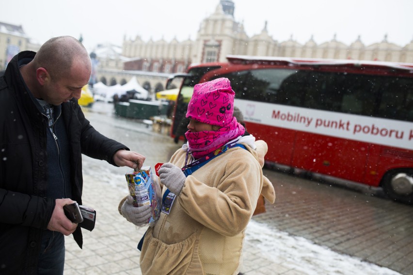 WOŚP w Krakowie. Zobaczcie jak kwestują wolontariusze