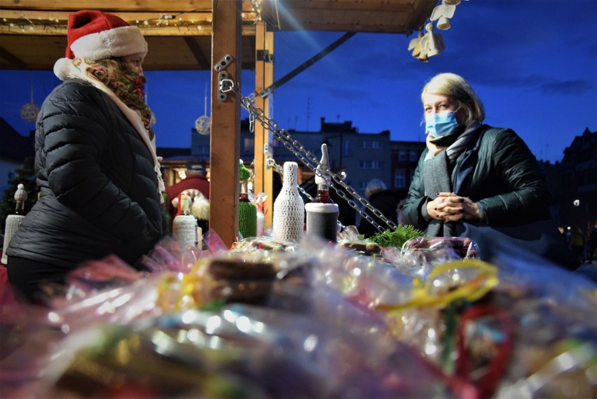 Jarmark bożonarodzeniowy stanął na Rynku w Kędzierzynie-Koźlu. Jest nastrojowo i świątecznie pomimo pandemii 
