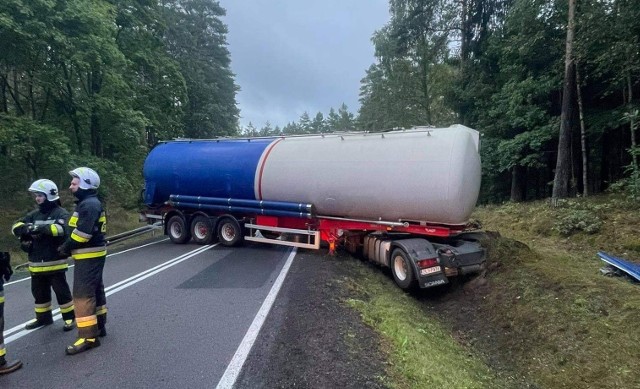 W poniedziałek wieczorem kierowca samochodu ciężarowego (cysterny) wpadł w poślizg na drodze krajowej nr 21 (w miejscowości Węgorzynku) i znalazł się w rowie. Nic mu się nie stało. Droga w tym miejscu zablokowana była przez kilka godzin. Policja wyznaczyła objazd przez Trzcinno.