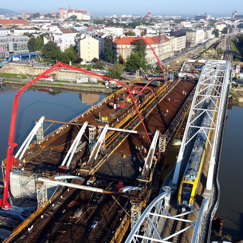 Kraków. Wielkie betonowanie nad Wisłą. Trwa budowa największego przęsła nowego mostu kolejowego [ZDJĘCIA]