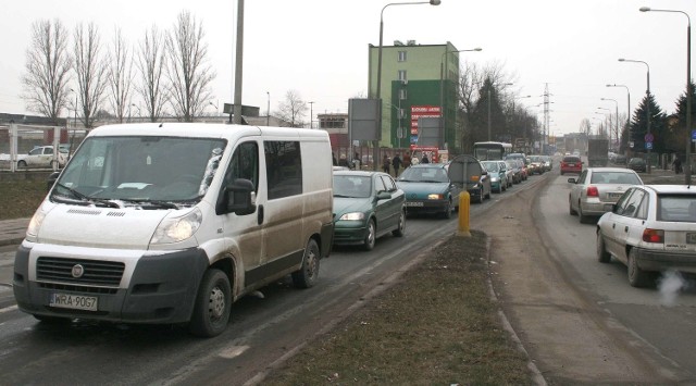 Kierowcy codziennie stoją w długim korku przed światłami na ulicy Łukasika, mimo że skrzyżowanie to jest teraz zazwyczaj puste.