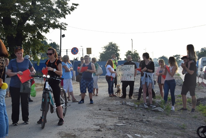 Około stu skawinian protestowało przeciw zatruwaniu...