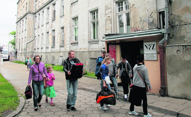 W szpitalu im. Radlińskiego znajdują się kliniki szpitalne oraz poradnie ortopedii i rehabilitacji