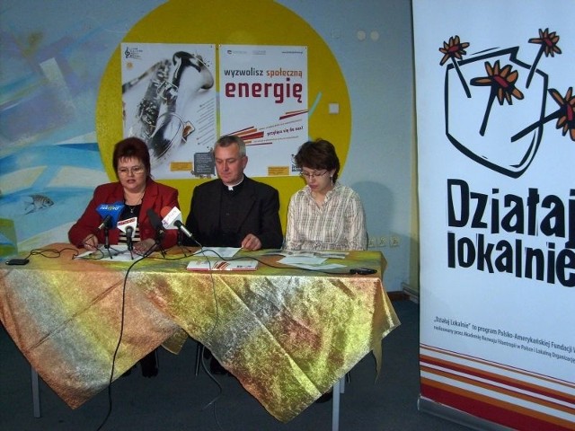 - Zapraszamy na szkolenie - zachęca ksiądz Andrzej Tuszyński prezes "Arki". Od lewej: wiceprezes Ewa Kamińska,  ksiądz Andrzej Tuszyński i Marta Głogowska.
