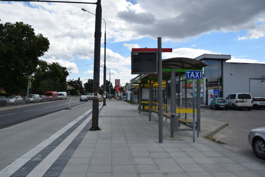 Pasażerowie czekają na przystanki. Przystanki czekają aż zwiąże beton