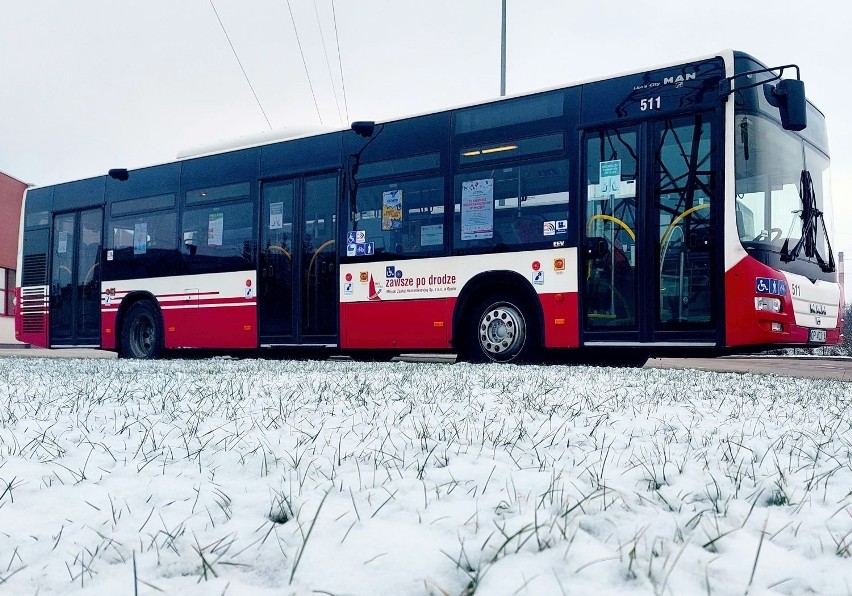 Opole sparaliżowane przez śnieg. Autobusy MZK nie radzą sobie przy tej pogodzie. Kierowcy utknęli w gigantycznych korkach 