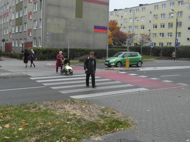 Drzewo, które stało tuż przy przejściu dla pieszych, zostało wycięte. Teraz piesi są dobrze widoczni dla kierowców.