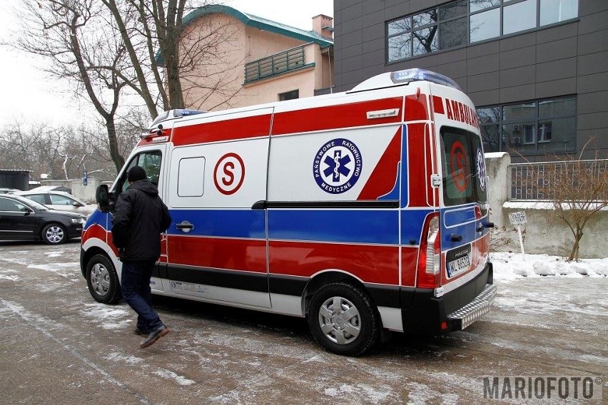 Ambulans stacjonuje w niemodlińskiej bazie pogotowia przy...