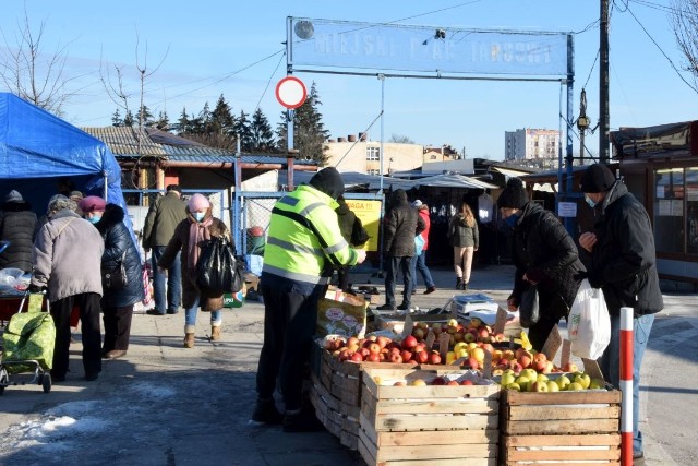 W piątek 5 lutego na kieleckich bazarach ruch był duży. Nieco tańsze były jabłka - popularne odmiany od 2,50 za kilogram. Nadal drogie są pomidory, seler czy pietruszka. Zobaczcie ceny popularnych owoców i warzyw w piątek 5 lutego  