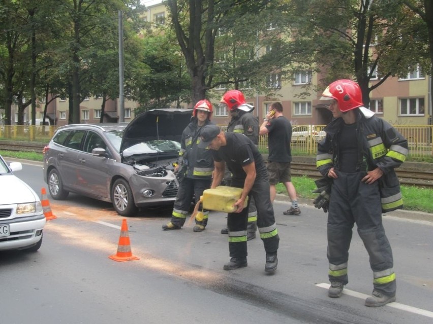 Wrocław: Zderzenie trzech samochodów. Zablokowany pas na alei Hallera (ZDJĘCIA)