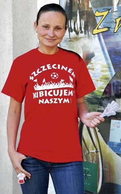 Anna Szymańska z CIT prezentuje się w szczecineckiej koszulce na Euro 2012.