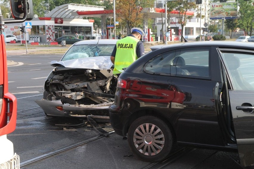 Wrocław: Wypadek seata i forda na Ślężnej. Kierujące trafiły do szpitala (ZDJĘCIA)