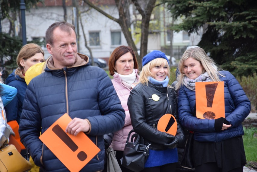 300 osób przyszło okazać wsparcie dla nauczycieli. Spontaniczna manifestacja w Kędzierzynie-Koźlu (zdjęcia)