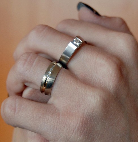 Zestaw - pierścionek zaręczynowy i obrączka za ok. 5500 zł