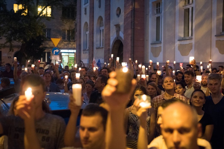 Ponad 1000 osób na proteście na placu Daszyńskiego w Opolu...