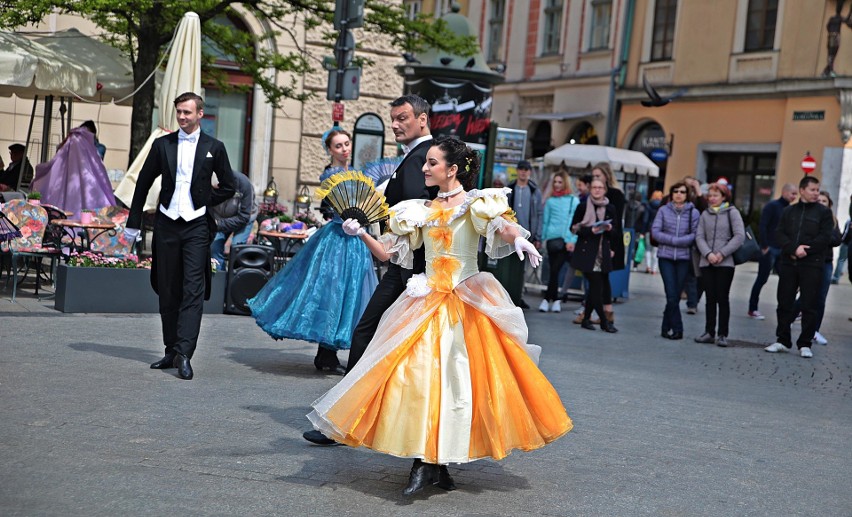 Taneczny pokaz na Rynku Głównym. To Cracovia Danza uczciła 200. urodziny Stanisława Moniuszki [ZDJĘCIA]