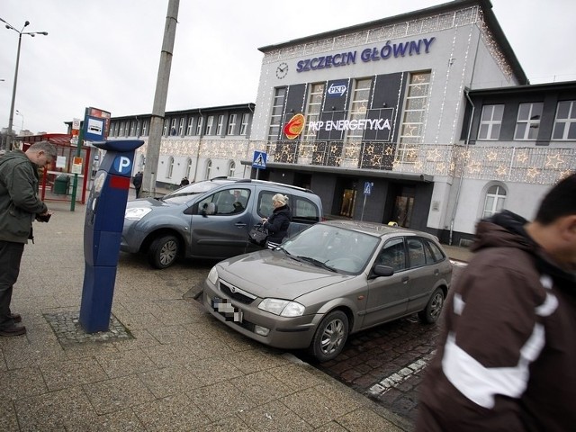 Mimo wprowadzenia nowej organizacji ruchu, wielu kierowców i tak zatrzymuje się czy parkuje w niedozwolony sposób.