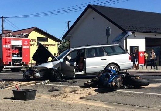 Na głównej drodze w Wieprzu motocyklista zderzył się z autem osobowym.