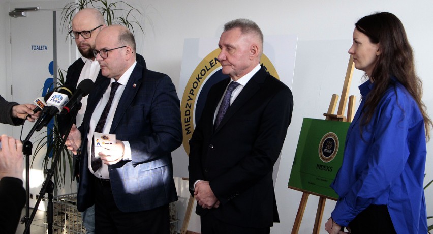 Wiceprezydent Szymon Gurbin (od lewej), Maciej Glamowski -...