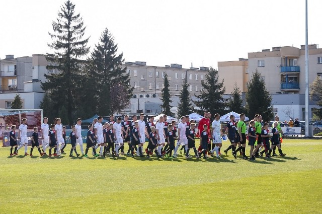 W 24. kolejce trzeciej ligi rezerwy Lecha Poznań (białe stroje) zremisowały w Środzie Wielkopolskiej z Polonią 1:1.Zobacz następne.