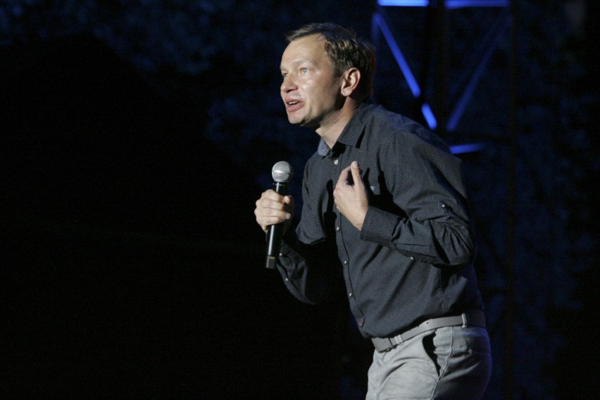 W przeciwieństwie do kabaretu stand-up opiera się bardziej...