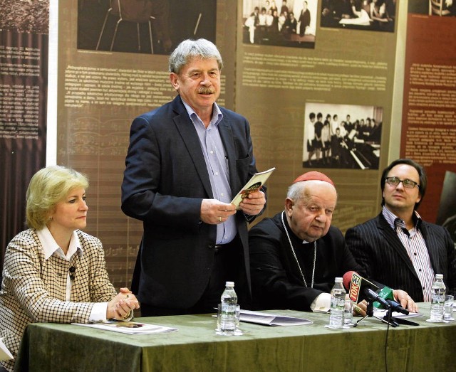 Teresa Majka-Pacanek, Bogdan Tosza, ks. kard. Stanisław Dziwisz i Michał Dworzyński podczas konferencji prasowej