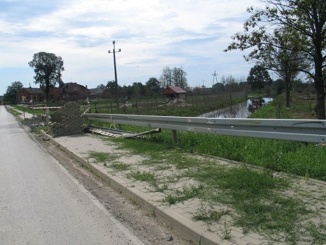 Pomorscy urzędnicy pomogą w zakresie przygotowania dokumentacji odbudowy 30 odcinków zniszczonych dróg. Na zdjęciu zniszczony mostek i przepust na trasie Trześń - Sokolniki.