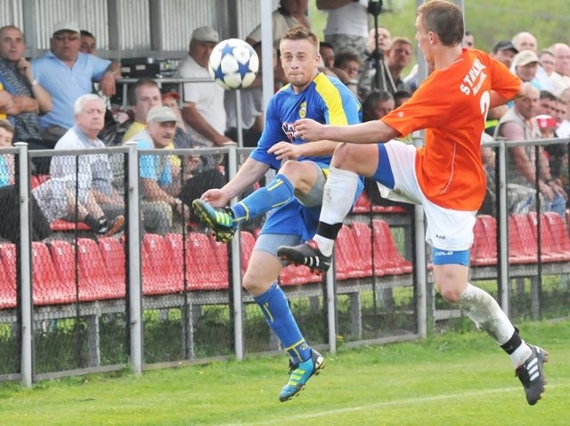 Partyzant Targowiska-Strumyk MalawaPartyzant Targowiska (niebieskie stroje) wygrał ze Strumykiem Malawa 1-0 (0-0)