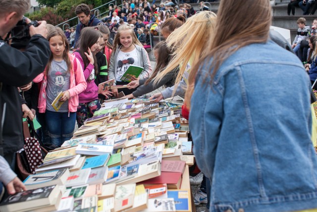 Akcje bookcrossingowe zawsze przyciągają wielu czytelników