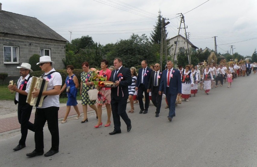 Korowód dożynkowy na święcie plonów w Piotrkowicach w gminie...