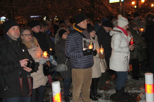 Kilkaset osób wzięło we wtorek wieczorem udział w zainicjowanym przez prezydenta Tarnobrzega Dariusza Bożka marszu milczenia, będącym oddaniem hołdu zamordowanemu prezydentowi Gdańska Pawłowi Adamowiczowi a jednocześnie wyrazem sprzeciwu nienawiści. Uczestnicy spotkali się przy Urzędzie Miasta Tarnobrzega, gdzie zapalili znicze. Potem w marszu milczenia przeszli na Plac Bartosza Głowackiego.Więcej informacji wkrótce