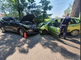 Czołowe zderzenie renault i hyundaia w Dąbrówce Dolnej pod Namysłowem. Autami jechały dzieci