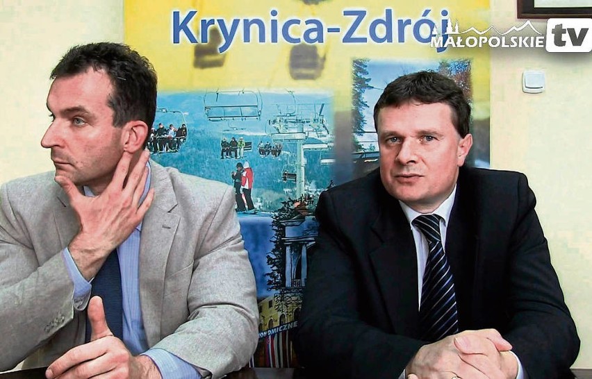 Tomasz Wołowiec (z lewej) i burmistrz Dariusz Reśko, których...
