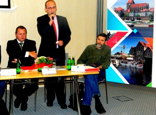 W spotkaniu konsultacyjnym w Toruniu wziął udział m.in. wójt gminy Unisław,  Jakub Danielewicz (na zdjęciu z mikrofonem)
