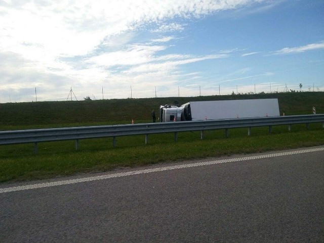 Z nieznanych przyczyn na autostradzie A4 w Skołoszowie wywróciła się ciężarowa scania. Jak poinformowała nas policja, kierowca był trzeźwy. Został ukarany mandatem. Zdjęcia otrzymaliśmy od internauty. DziękujemyZOBACZ TEŻ: 