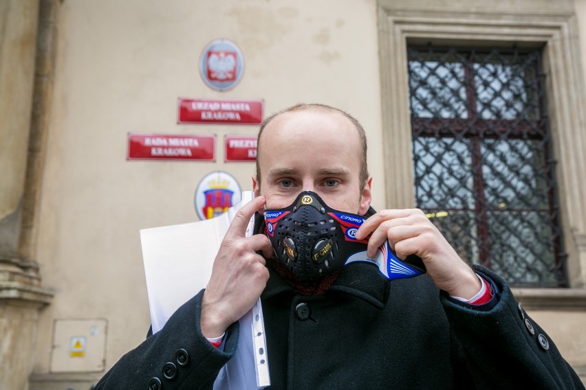 Maski antysmogowe nie chronią nas przed zanieczyszczeniami. Porażające wyniki kontroli UOKiK